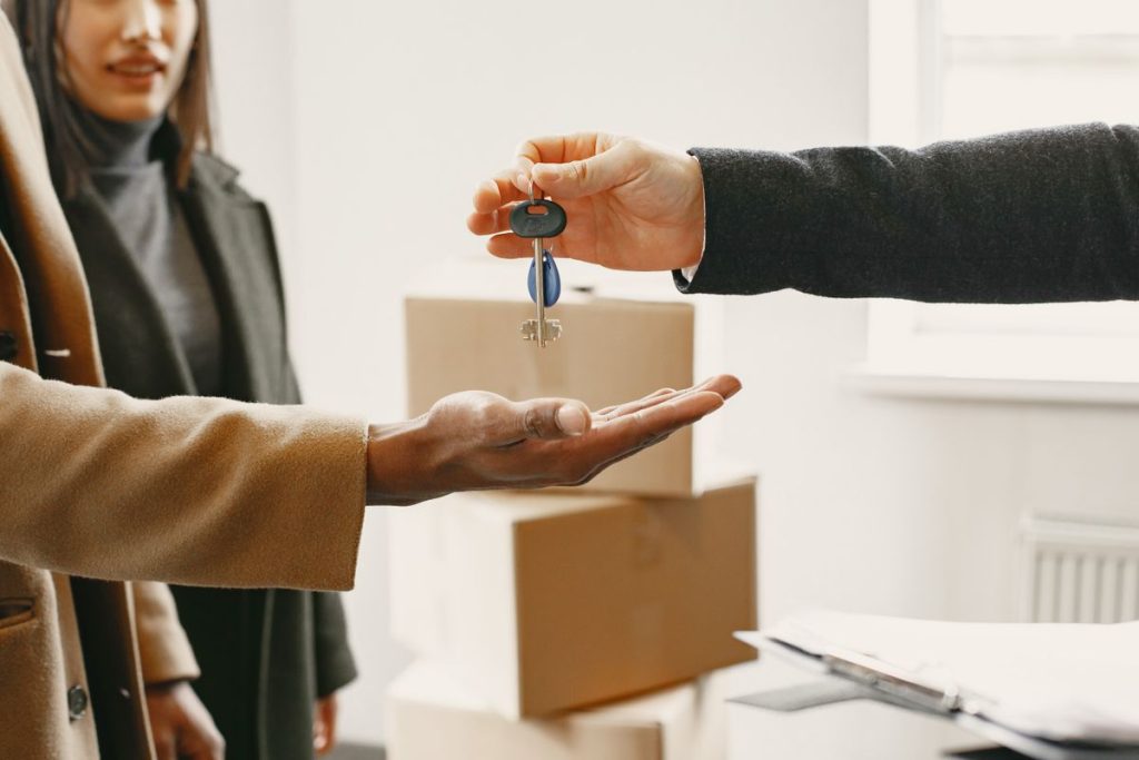 primo-accédant recevant les clés de son logement à Paris